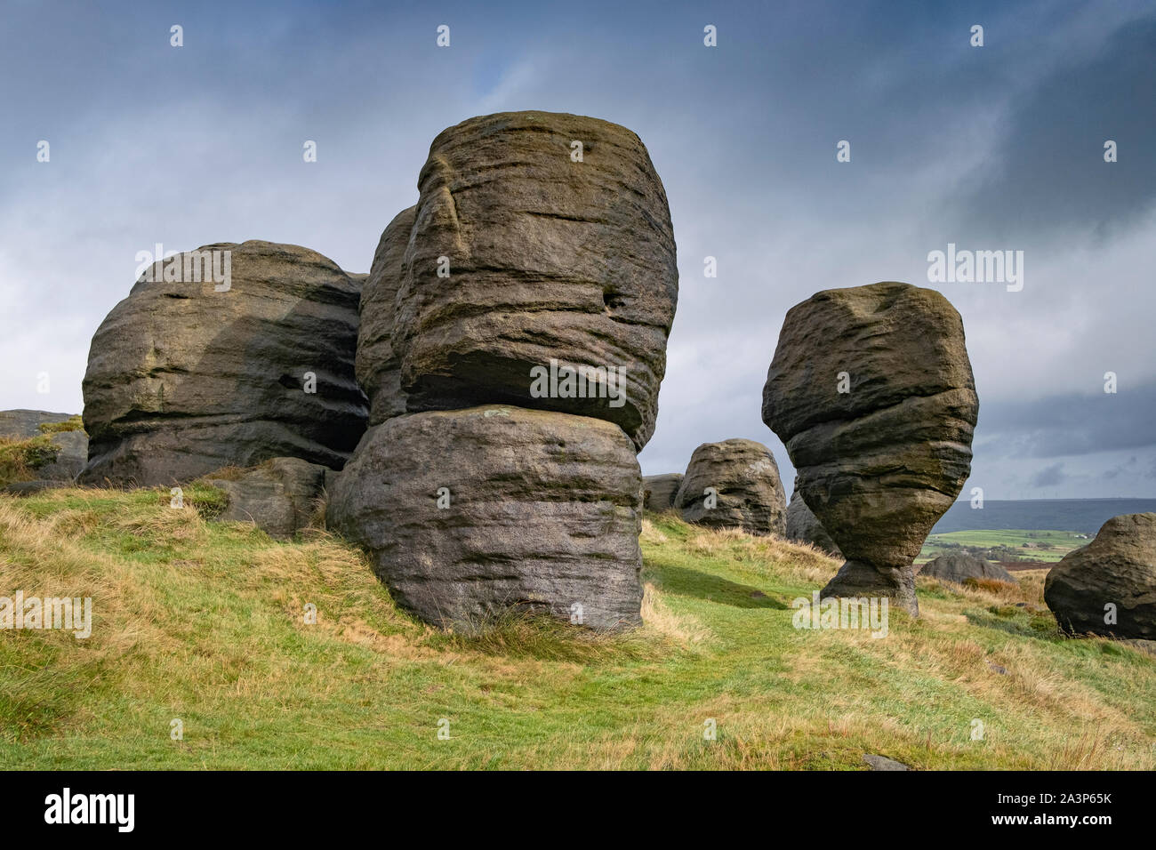 Il Bridestones, Gritstone formazioni rocciose nei pressi di Todmorden, West Yorkshire, Inghilterra, Regno Unito Foto Stock