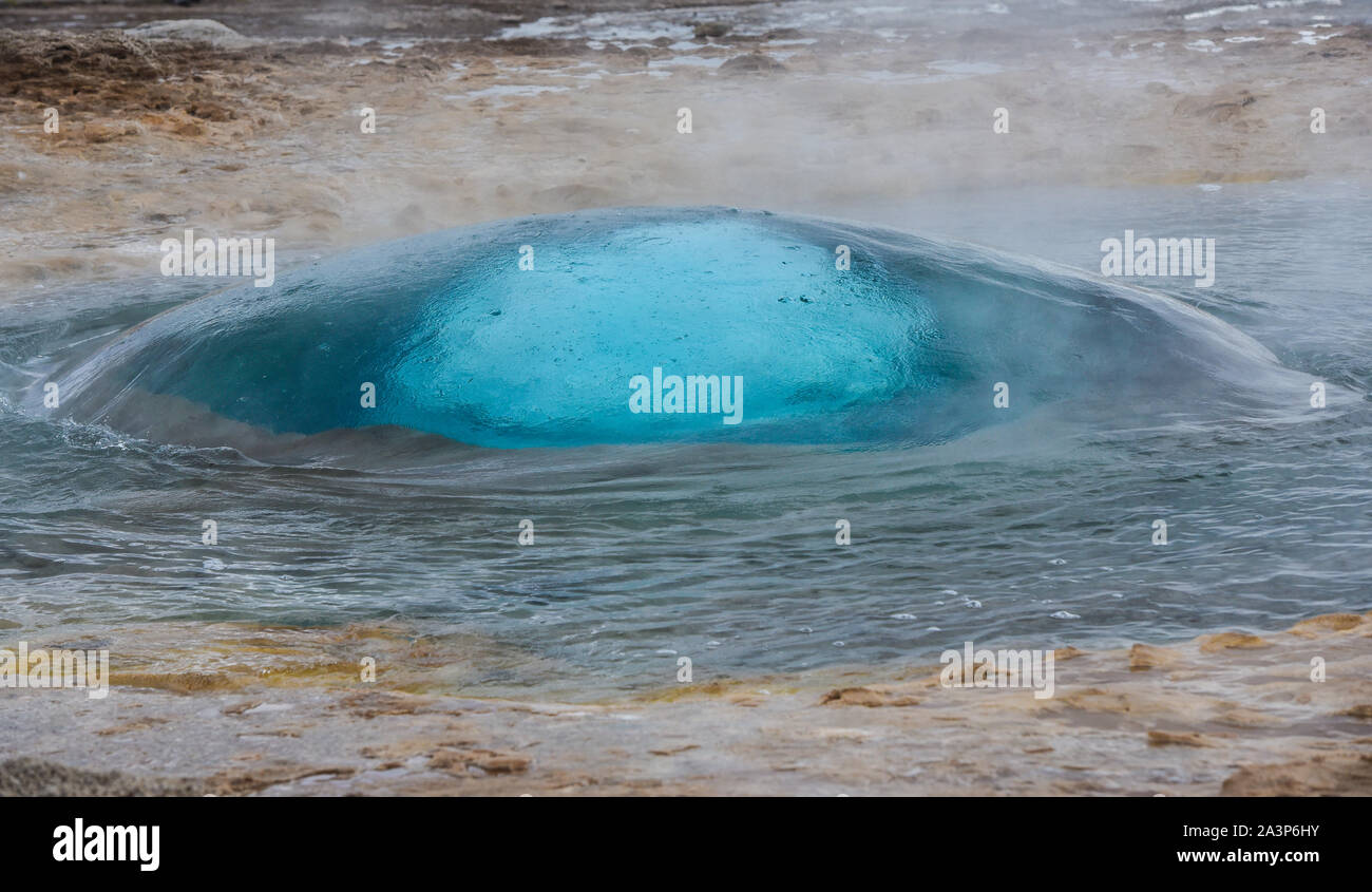 Geysir Strokkur sta per scoppiare, Islanda Foto Stock