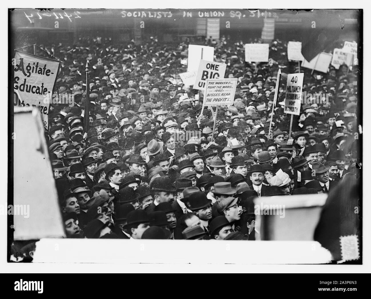 Socialisti in Union Square, N.Y.C. [Grande folla] Foto, 1 maggio 1912 - Bain Coll. Foto Stock