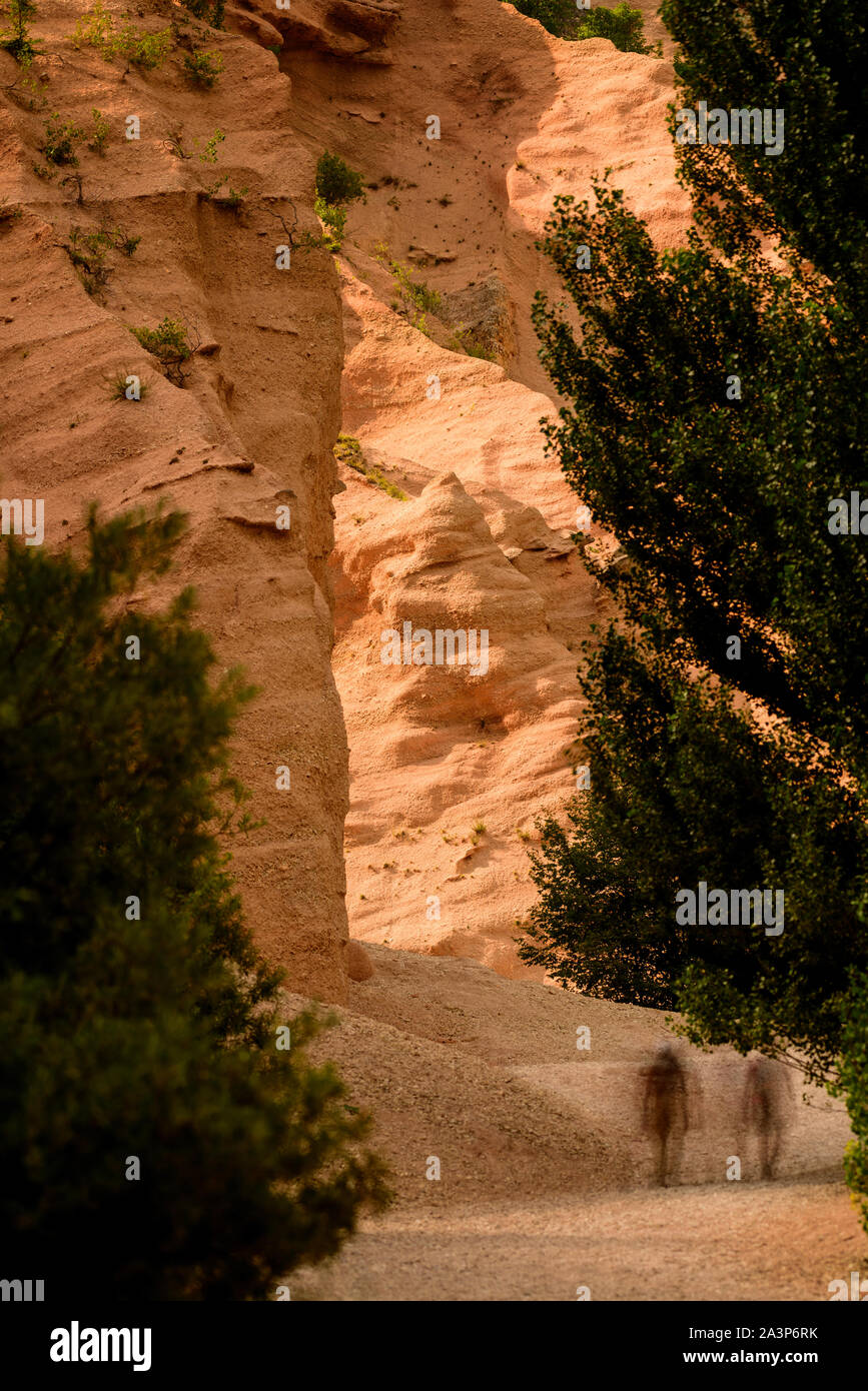 Formazioni di ghiaia e argilla modellate dall'erosione di agenti atmosferici in un canyon Foto Stock