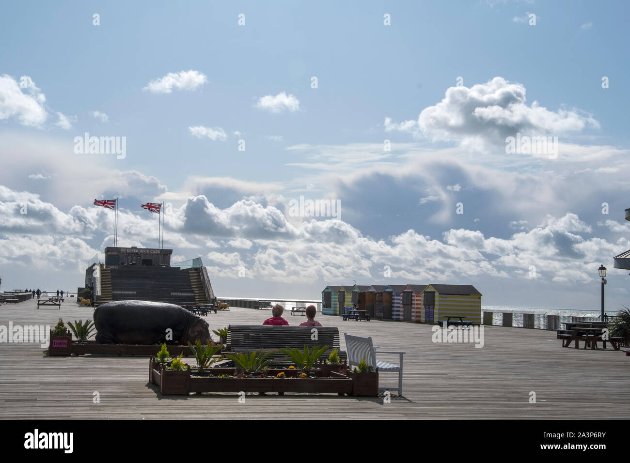 Sagome su Hastings Pier, East Sussex, Regno Unito Foto Stock