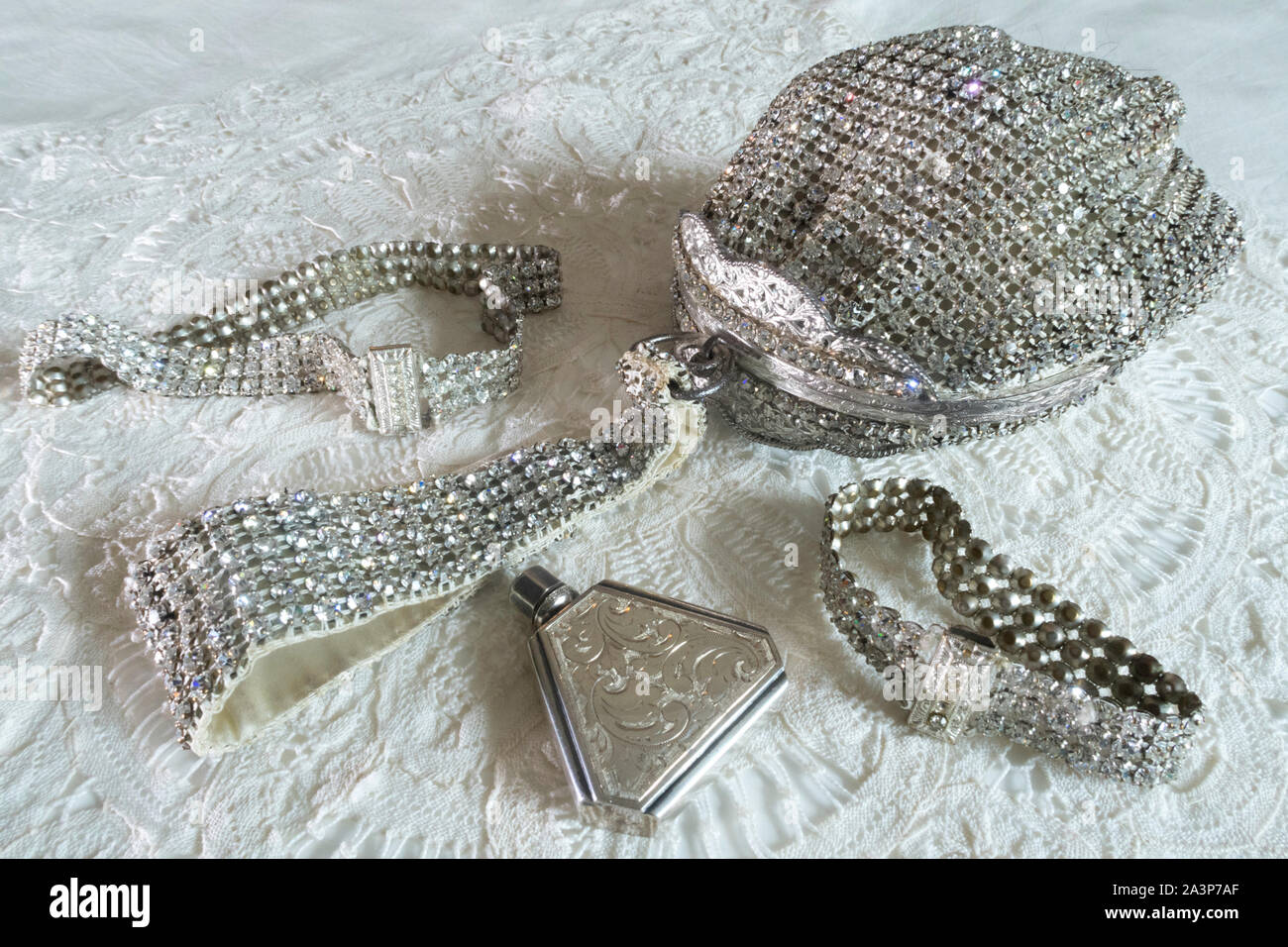Ancora in vita di vintage portamonete di strass e pallone di profumo Foto Stock