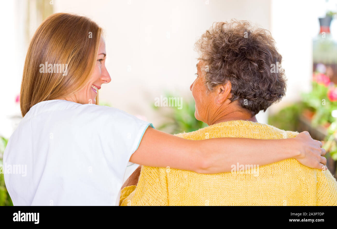 Foto di donna anziana con sua figlia Foto Stock
