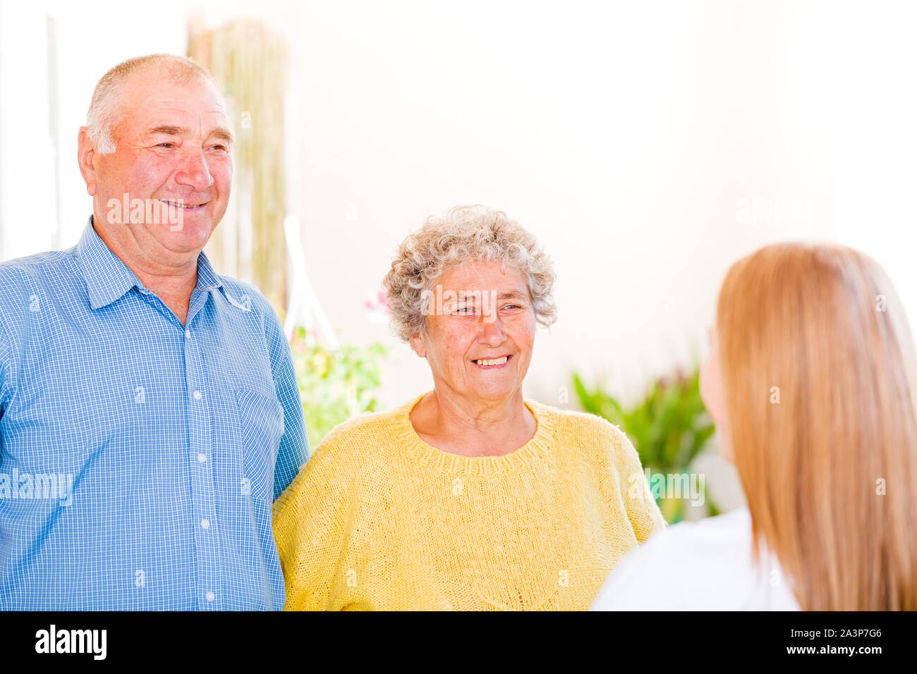 Foto di una coppia di anziani con il caregiver Foto Stock
