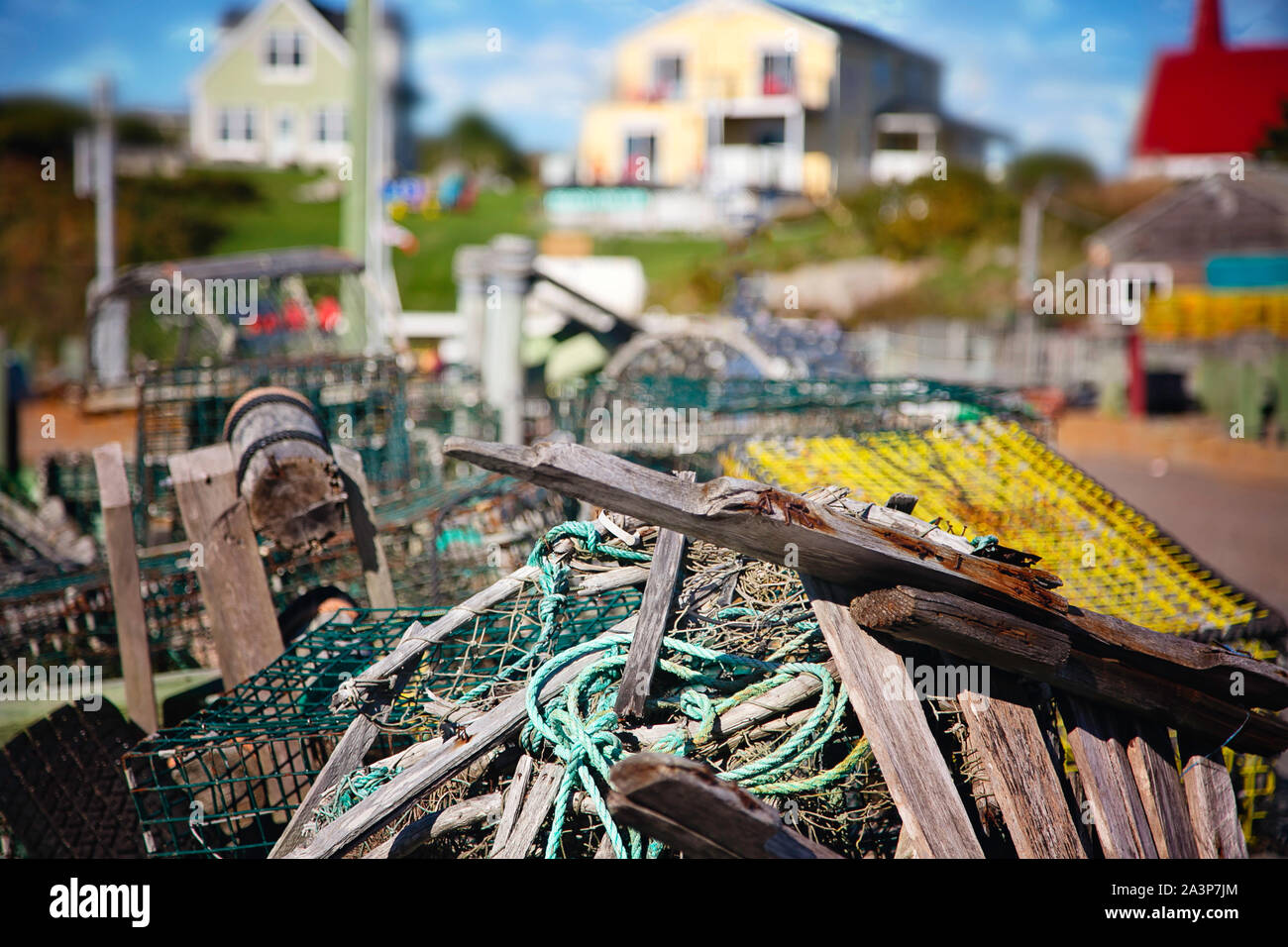 Corde di pesca e gabbie di granchio sulle banchine alla storica Peggy's Cove, Nova Scotia, Canada. Foto Stock