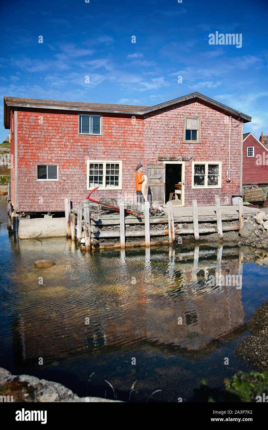Gli shack colorati fiancheggiano i moli nella storica Peggy's Cove, Nuova Scozia, Canada Foto Stock