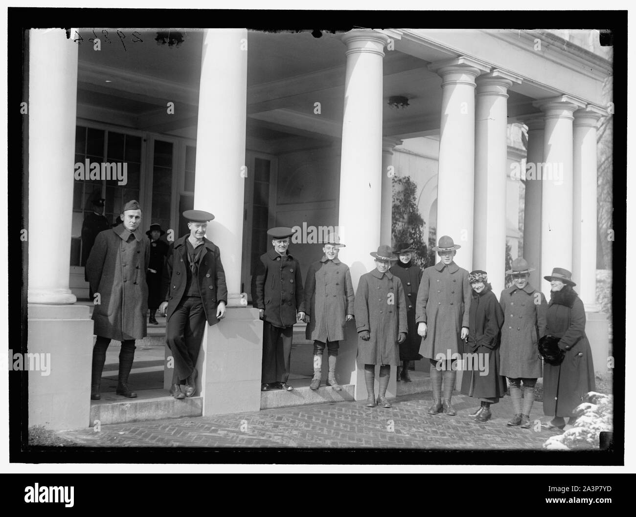 Soldati e marinai a ingresso est alla Casa Bianca di Washington, D.C. Foto Stock