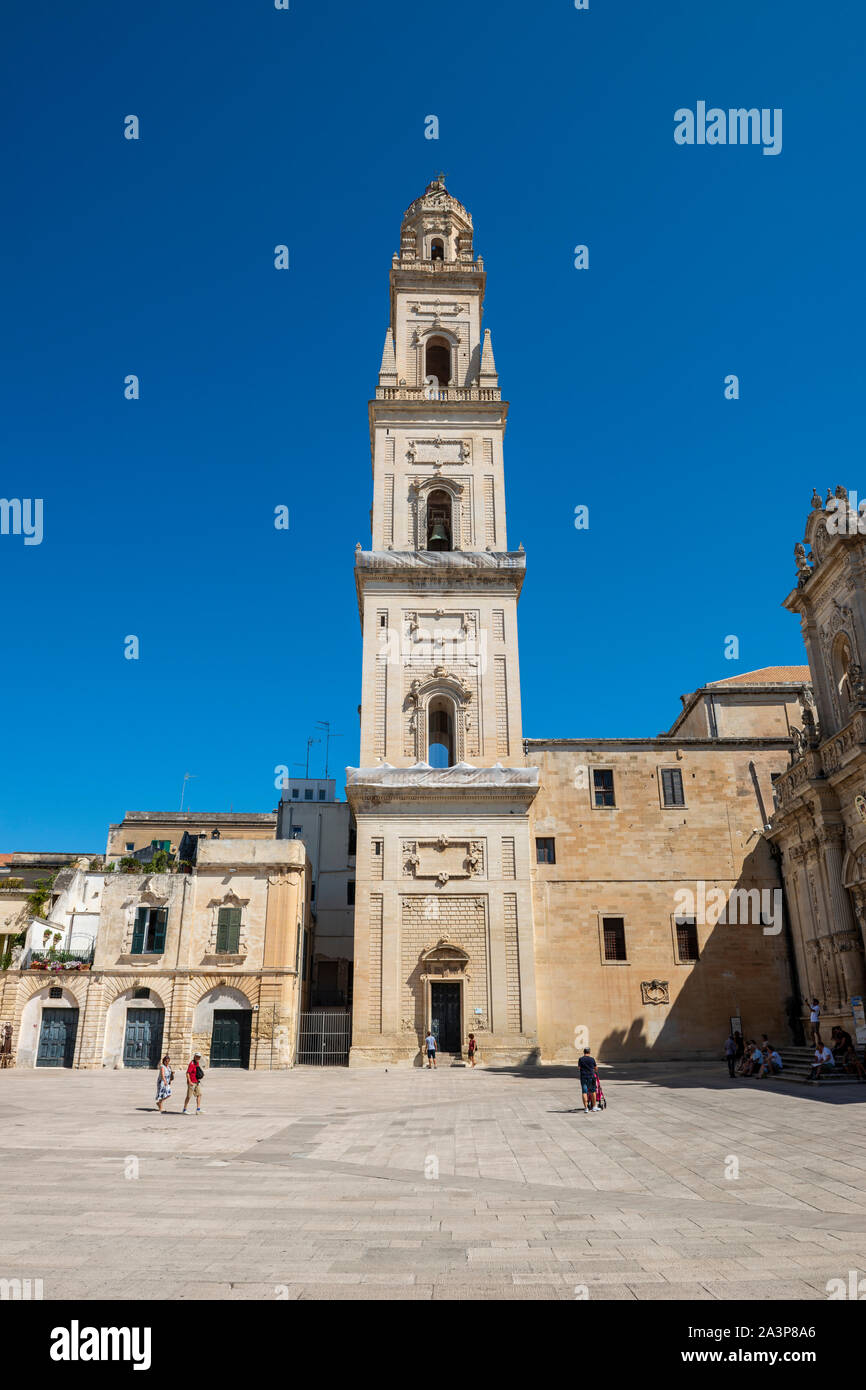 Il campanile della Cattedrale di Santa Maria Assunta (Chiesa di Santa Maria Assunta) su Piazza del Duomo a Lecce, Puglia (Puglia), Italia Meridionale Foto Stock