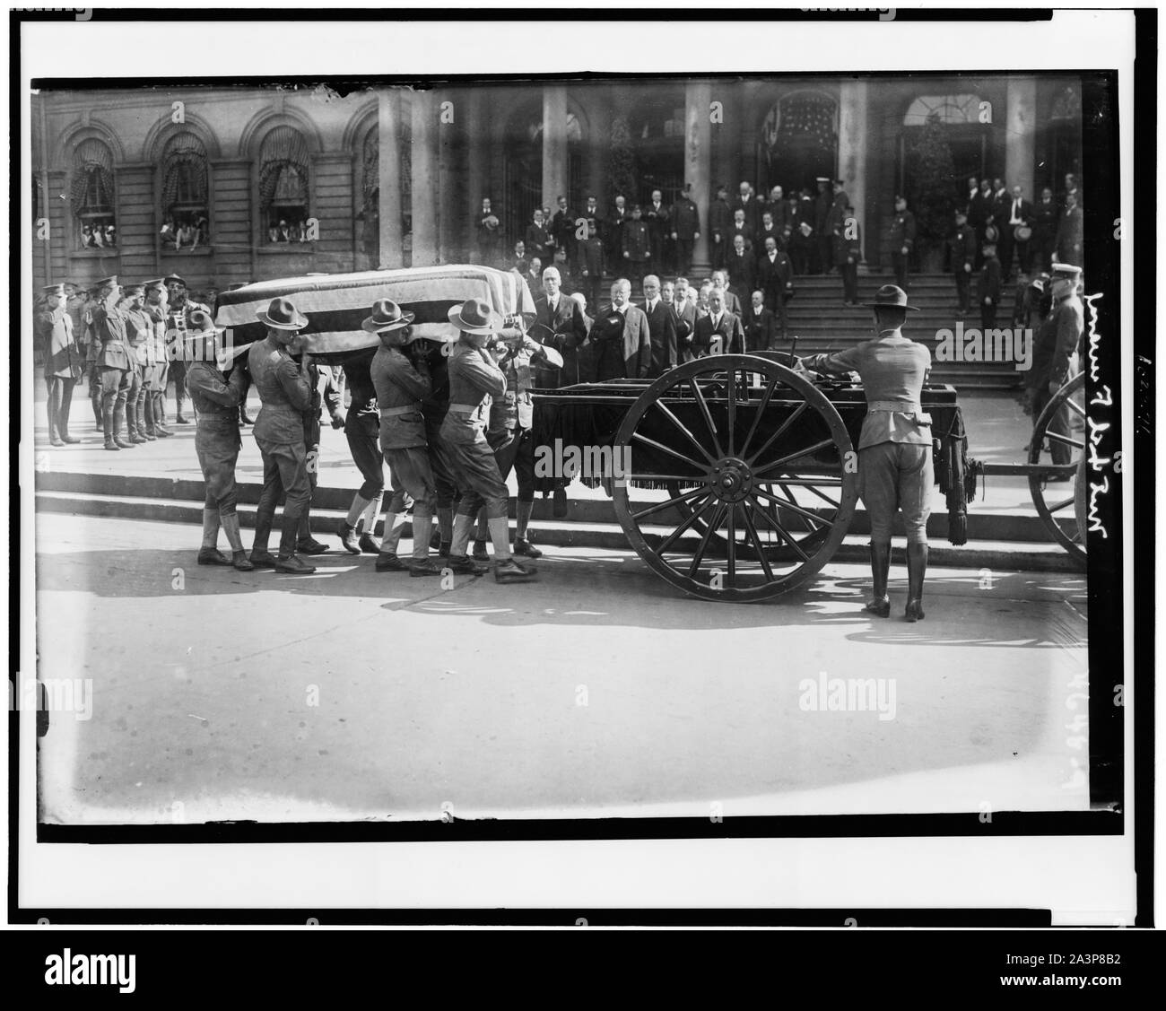 Soldati bandiera di carico-drappeggiato scrigno di ex sindaco di New York City John Purroy Mitchel sul carro, con Theodore Roosevelt e altri funzionari tenendo i loro cappelli nel rispetto Foto Stock