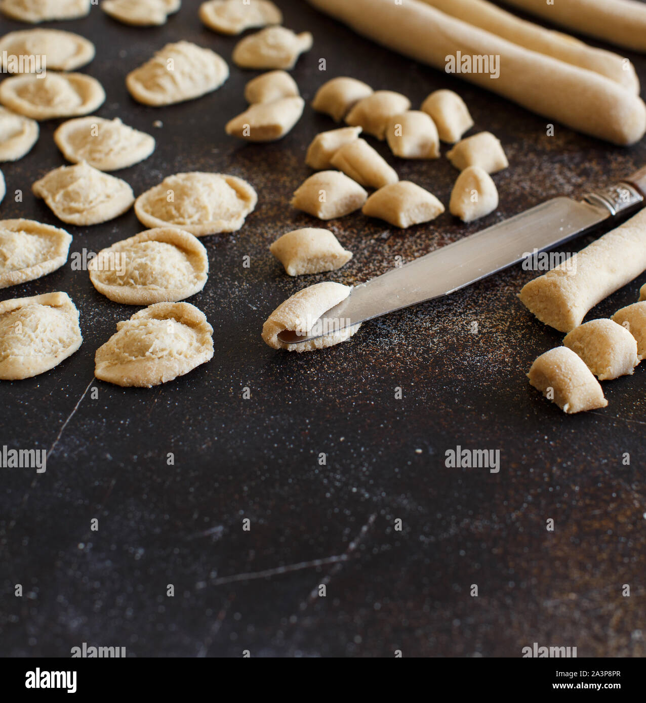 Facendo tutta la farina di grano tenero pasta orecchiette di Puglia, Italia Foto Stock