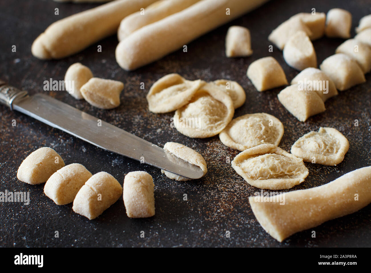 Facendo tutta la farina di grano tenero pasta orecchiette di Puglia, Italia Foto Stock