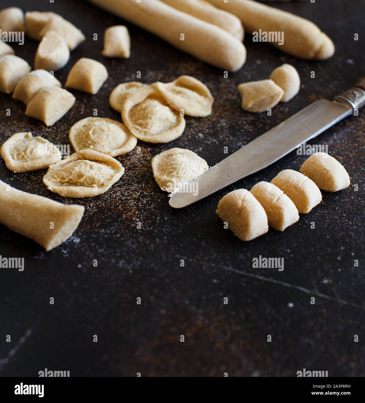 Facendo tutta la farina di grano tenero pasta orecchiette di Puglia, Italia Foto Stock