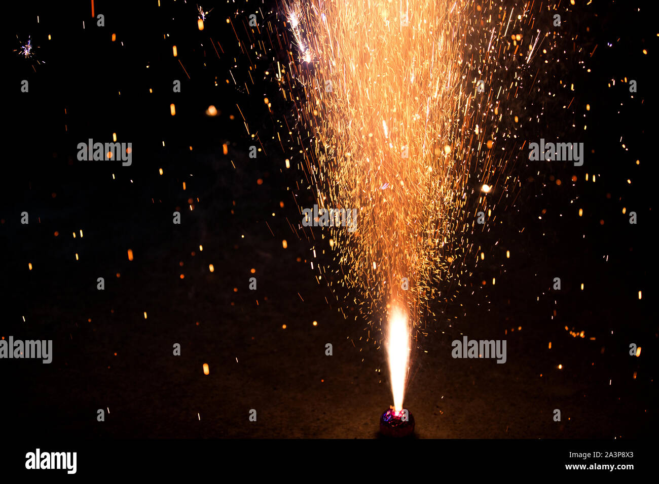 Uno spumante di fuochi d'artificio durante la celebrazione del Diwali in India dire di no ai fuochi d'artificio Foto Stock