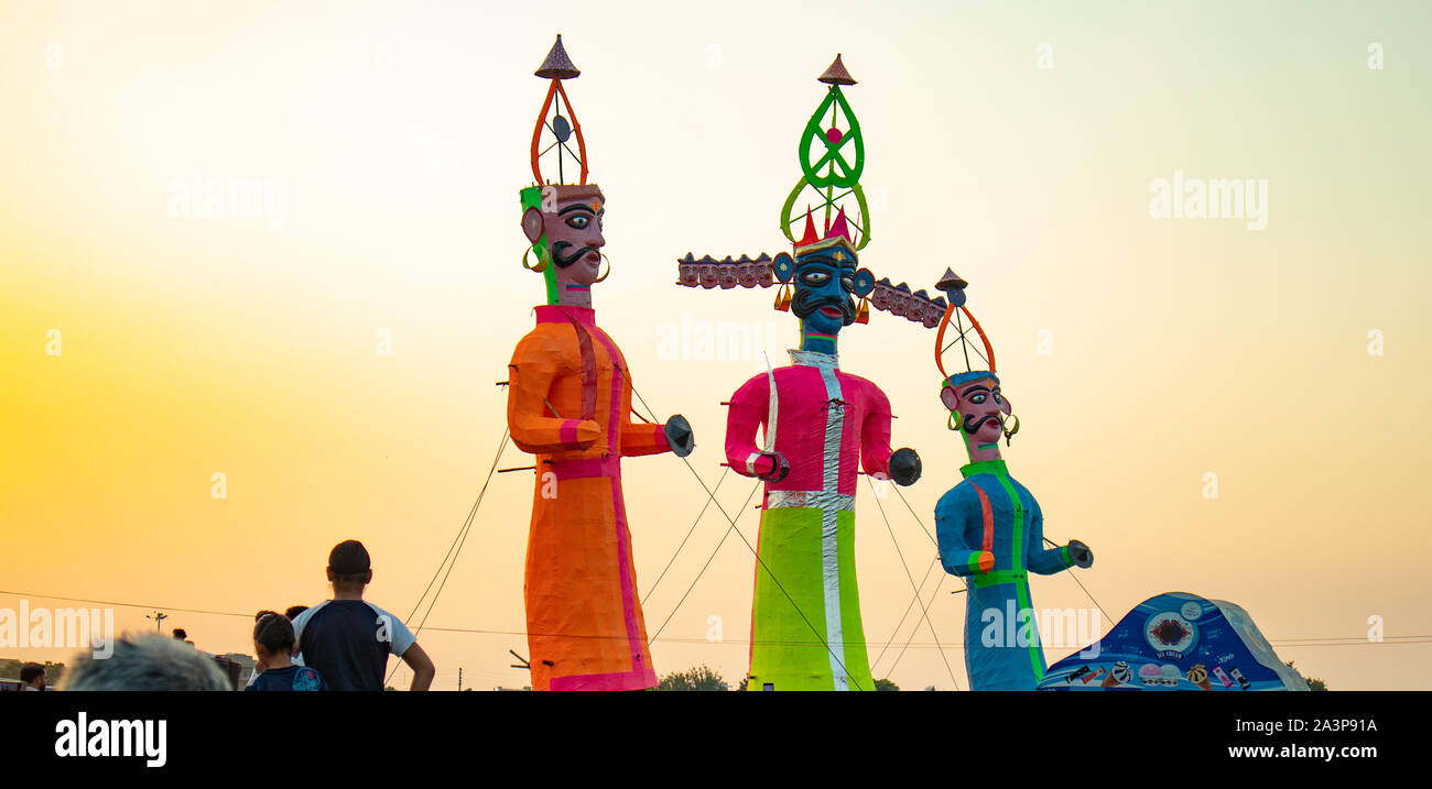 Un statue colorate di Ravana Khumbkarna e Megnath in dussehra. Celebrando dussehra Foto Stock