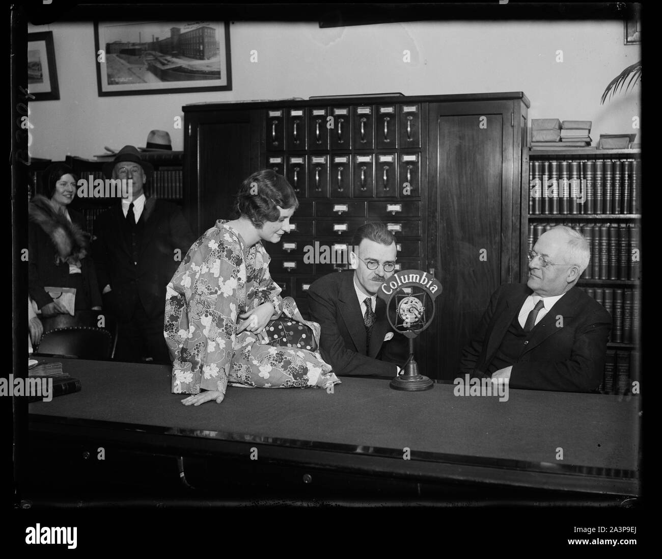 Solon perde sul Kimono in ape di ortografia con newspaperman. Dal congressista Robert [...] del Massachusetts diventa una dimostrazione pratica di come abbiamo incantesimo e indossare il kimono da uno dei suoi costituenti equo, Miss Phylis Jensen di Auburndale, Massachusetts. Il Massachusetts stati scattati fino a questa parola nel recente spelling bee condotta dal National Press Club a Washington. Con loro è Ray Tucker, (centro) che è rimasto in piedi il più lungo e ha vinto il campionato di ortografia della nazione Foto Stock