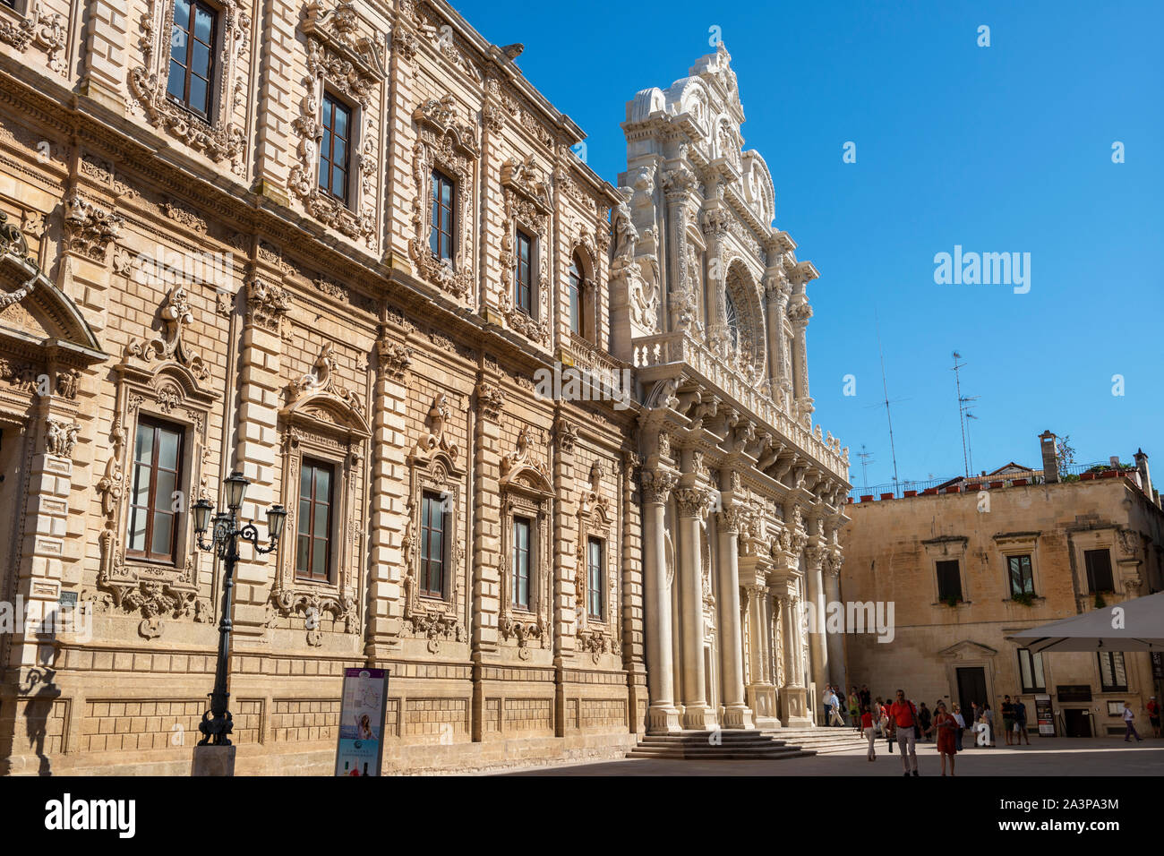 Il Palazzo del Governo e la Basilica di Santa Croce (Chiesa di Santa Croce in Via Umberto I a Lecce, Puglia (Puglia) nel Sud Italia Foto Stock