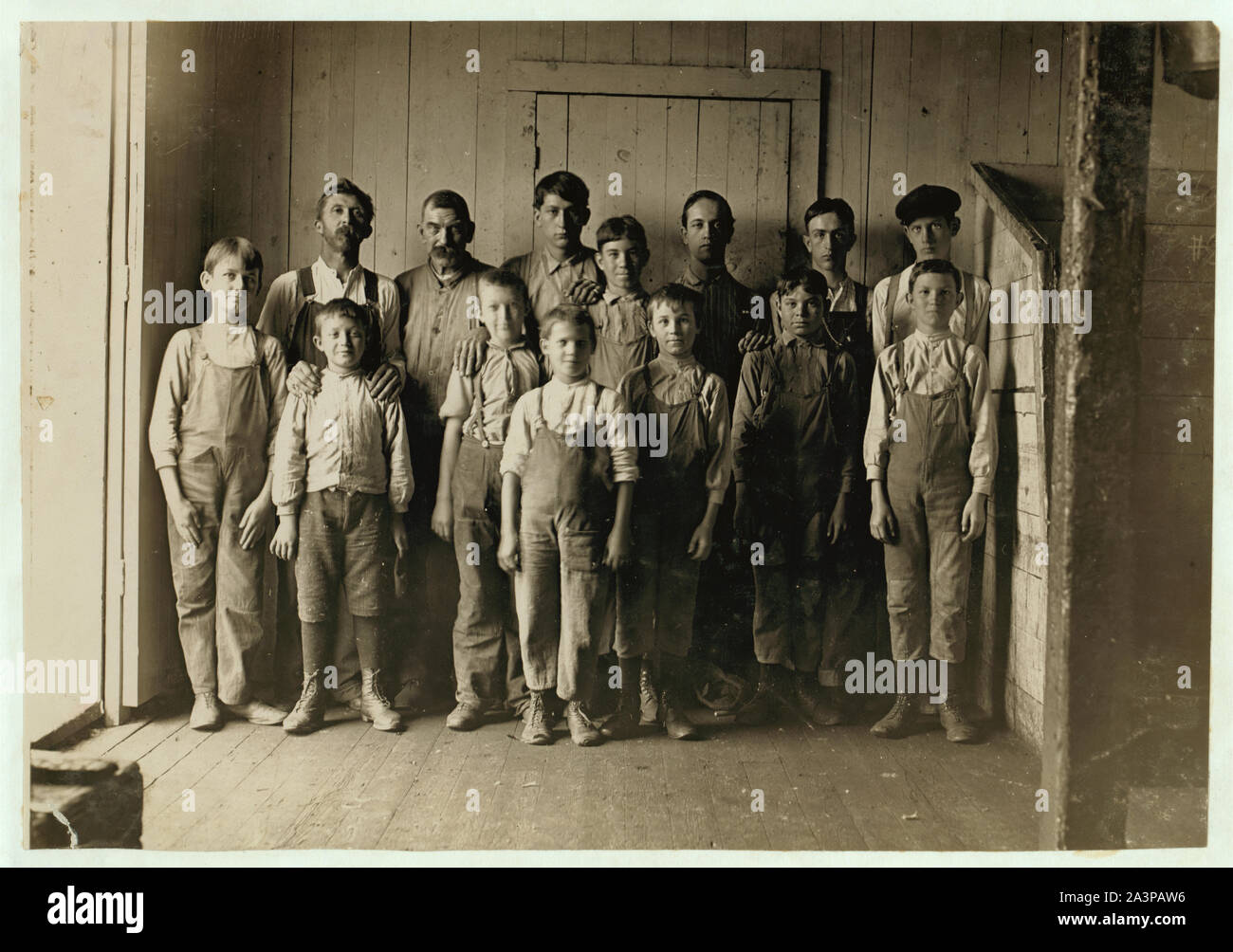 Alcuni degli uomini e ragazzi in Newton (N.C.) Cotton Mills. Un sacco di ragazzi qui. Fuori di 150 dipendenti, ci sono stati circa 20 che sembrava di essere 12 anni e sotto. Foto Stock
