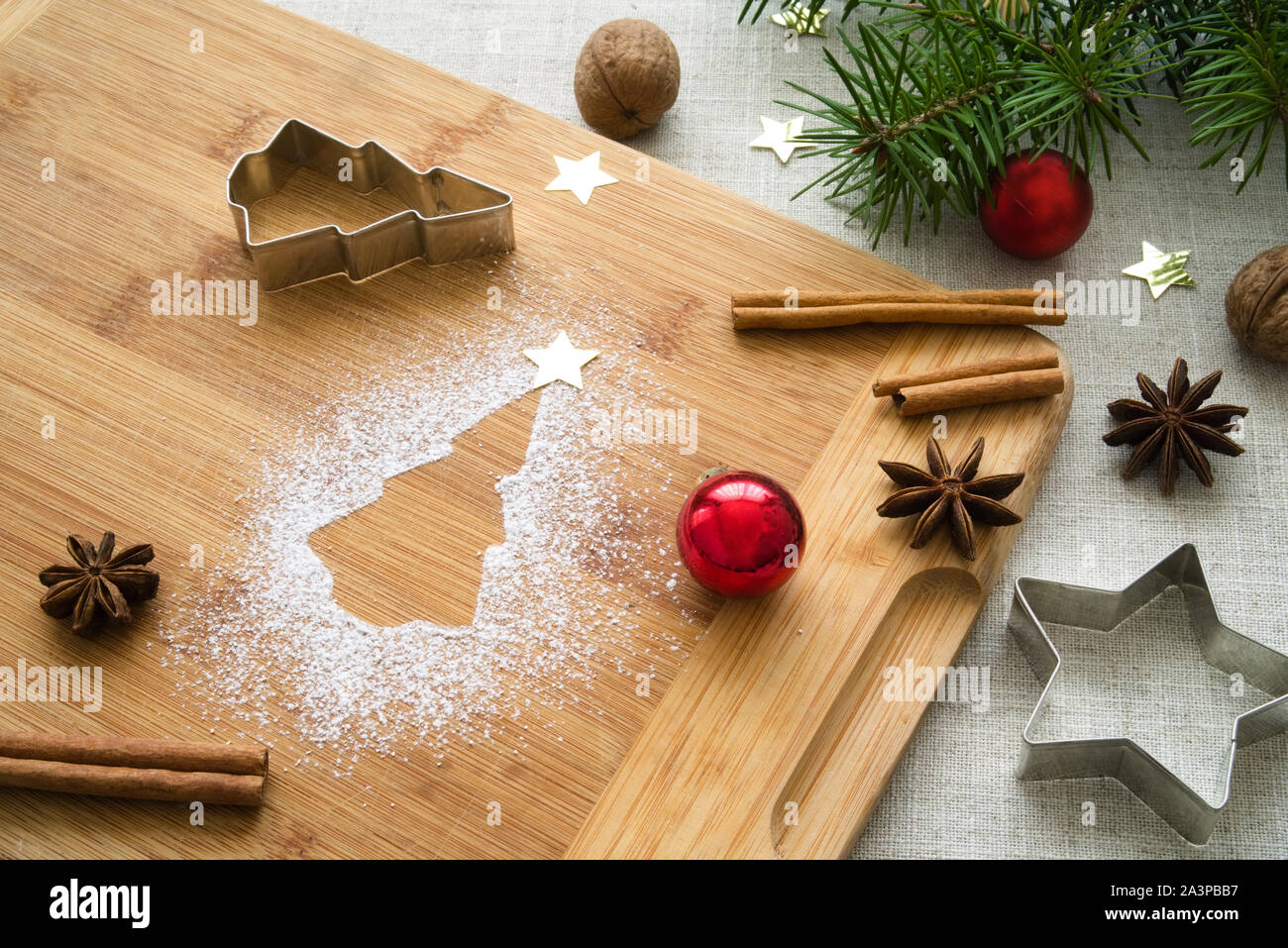 Composizione di Natale intorno a una forma di albero di Natale di zucchero a velo, tavola di legno con i tradizionali attributi di festa. Natale sfondo secondo lo stato d'animo Foto Stock