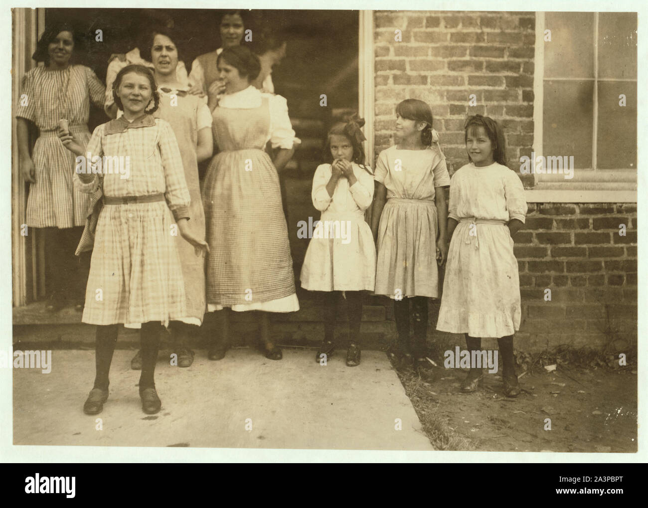 Alcuni campioni (non tutti) dei bambini della scuola materna eseguire in fabbrica dal punto più elevato e il Piemonte, calzetteria, mulini ad alta punto, N.C. Ogni bambino in queste foto ha lavorato li ho visti al lavoro e li ho visti andare a lavorare alle 6:30 A.M. e noons e a 6 P.M. Una mattina ho contato 22 di questi piccoli (12 anni e sotto) andando a lavorare a circa 6:15 A.M. Alcuni di loro mi ha raccontato la loro età: 1 ragazzo detto anni 8. (Lavorato quando egli era di 7). 1 ragazza detto dieci anni). (Apparentemente 7). 3 altre ragazze detto dieci anni). 2 ragazzi detto dieci anni). (1 got $3.00 a settimana). 1 boy detto 11 anni). 2 ragazzi detto 12 anni). (1 detto che egli fa $1. Foto Stock