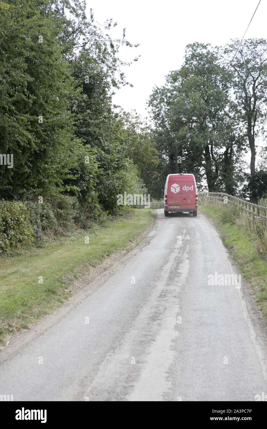 DPD Parcel Delivery Van sulle strette paese rurale corsia di circolazione su strada Foto Stock