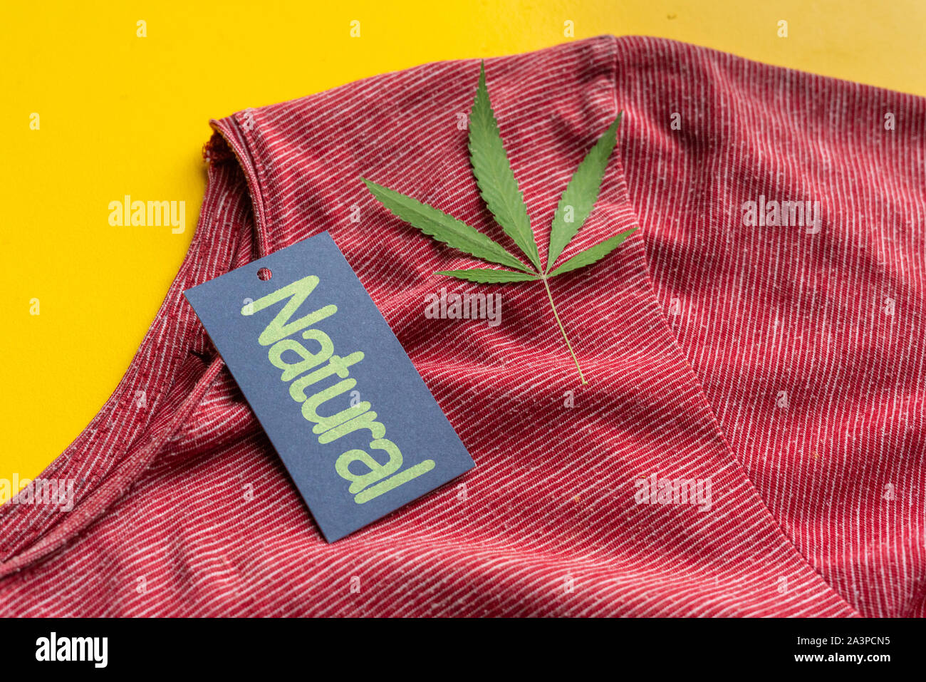 Eco organic vestiti fatti di materiale di cannabis su una superficie di  colore con la foglia di canapa Foto stock - Alamy