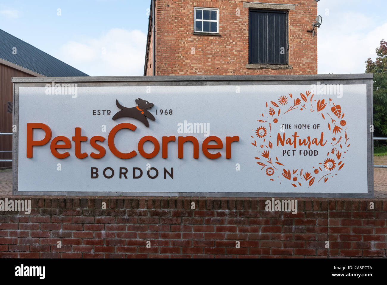 Animali domestici Corner shop segno o segnaletica nel paese mercato a Bordon, Regno Unito Foto Stock