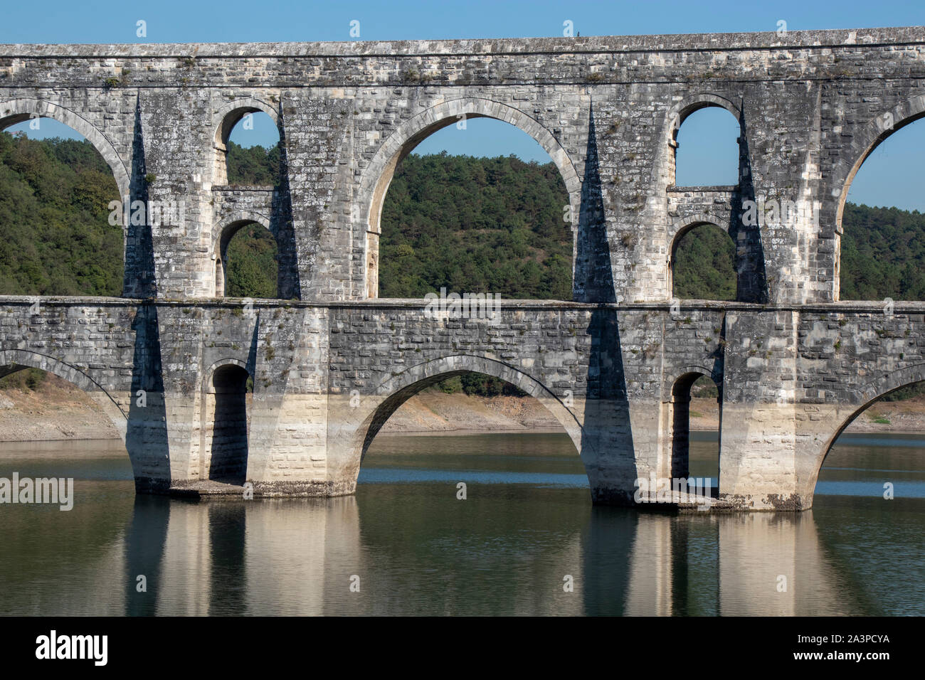 Maglova Arco (Malova) o Muallakkemer, un acquedotto costruito da Mimar Sinan sopra la valle del torrente Alibey tra 1554-1562 nei pressi di Istanbul, Turchia Foto Stock