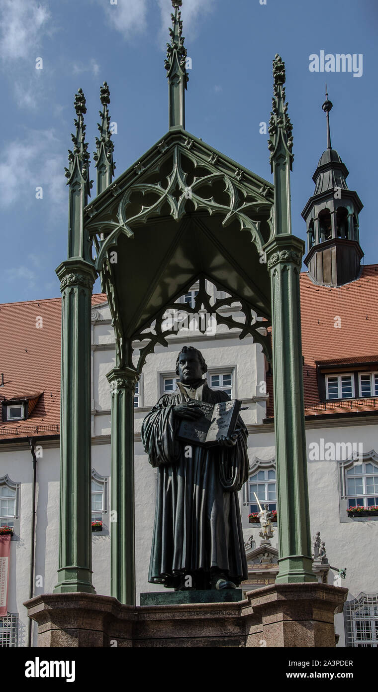 Wittenberg è sede di numerosi siti storici. Sulle porte di tutti i Santi la Chiesa di Martin Lutero è detto di avere inchiodato il suo 95 tesi nel 1517. Foto Stock