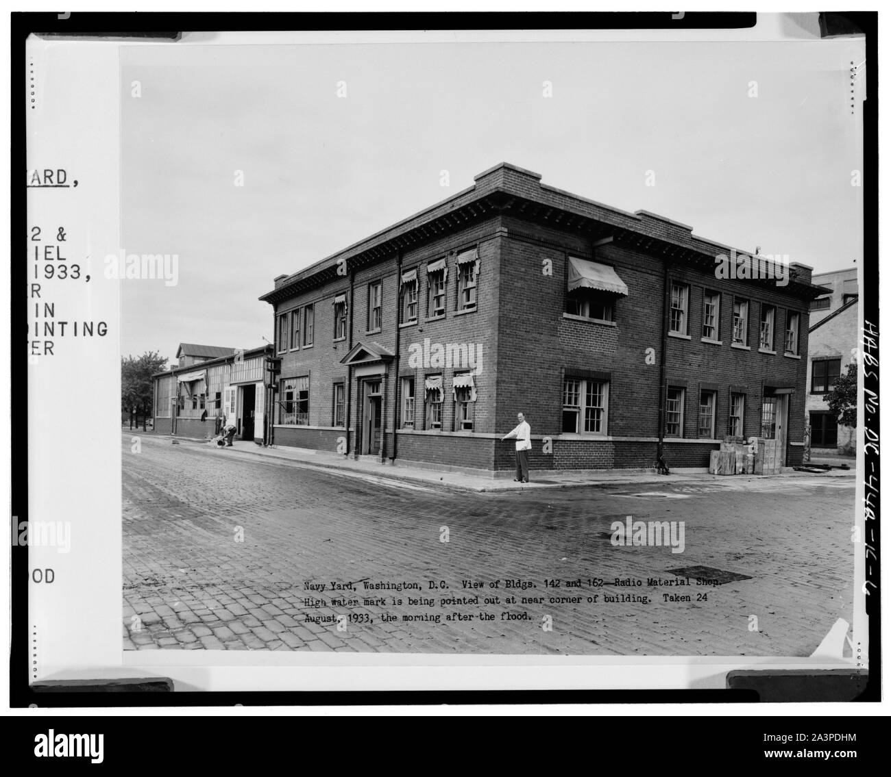 Il SUD (anteriore) e Oriente elevazioni, guardando verso nord-ovest inglese: fotocopia della fotografia, datata 1933, U.S. Fotografia della marina. Fotografia trova e navali centro storico, Washington Navy Yard, Washington D.C., NH90685. Il SUD (anteriore) e Oriente elevazioni, guardando verso nord-ovest - Navy Yard, Edificio n. 142, intersezione di Sicard Street & Patterson Avenue, Washington, Distretto di Columbia, DC Foto Stock
