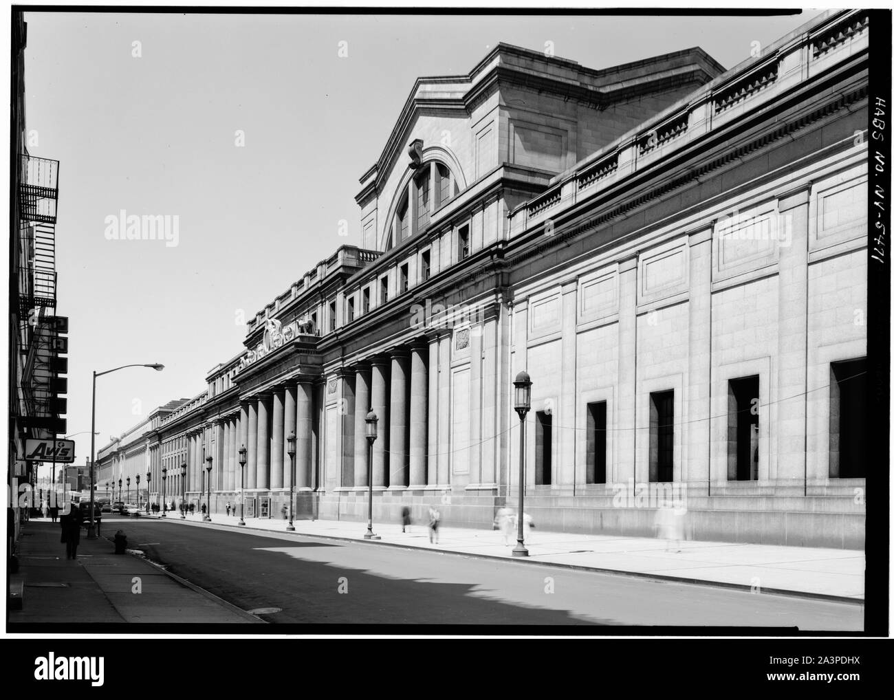 Facciata sud dal sud-est. - Pennsylvania Station Inglese: 3. Storici edifici americano sondaggio, Cervin Robinson, fotografo Maggio 5, 1962, sud (31st Street) FACCIATA DAL SUD-EST. - Stazione di Pennsylvania, 370 Seventh Avenue, a ovest di trenta prima di trenta-prima-trentatreesima strade, New York New York County, NY Foto Stock