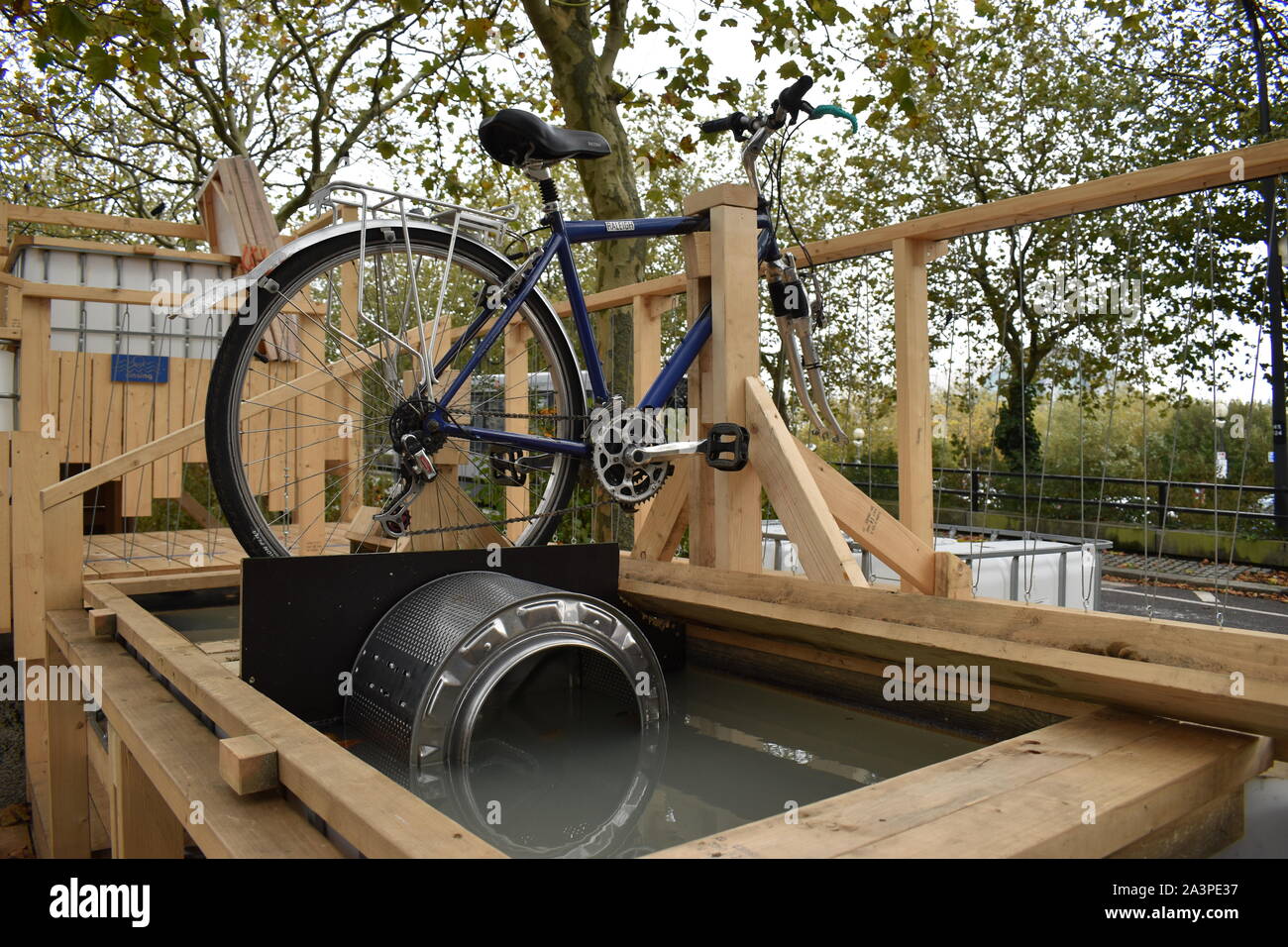 Una macchina di lavaggio alimentato da una bicicletta presso la lavanderia utopica al Festival della Creatività di vita urbana in Milton Keynes. Foto Stock