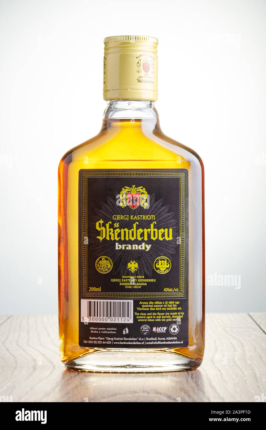Bottiglia di originale brandy albanese Skenderbeu sul gradiente dello  sfondo. È stato fabbricato da ADOL Ltd dal 1967 Foto stock - Alamy