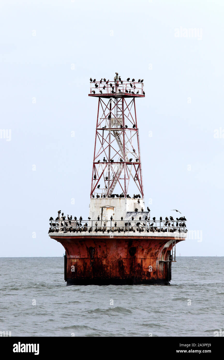 Il gomito di battuta trasversale faro in Delaware Bay è stato costruito sul giro o gomito della sporgenza trasversale Shoal, un pericolo per la navigazione. Foto Stock