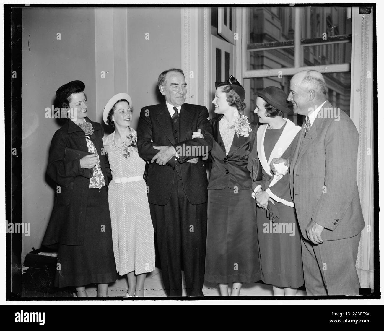 Altoparlante saluta bellezze del sud. Washington, 14 maggio. Passato e presente la bellezza regine della Carolina del Sud hanno dato un caloroso benvenuto dal Speaker Bankhead quando hanno visitato il Campidoglio oggi. Nella foto, da sinistra a destra: Rosmarino Reilly, Miss Charleston di 1936, Helen Libby, quest'anno la Miss Charleston, Altoparlante Bankhead e Elizabeth West, 1937 Azalea Regina del Sud Carolina, 5/14/1937 Foto Stock