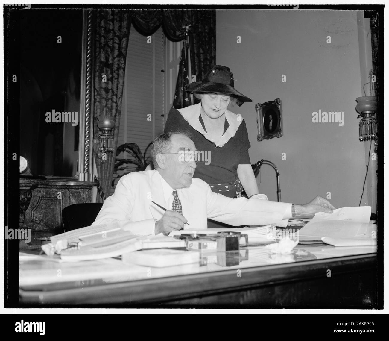Segni di altoparlanti last minute fatture. Washington, 15 giugno. Con la Sig.ra Bankhead cercando su, altoparlante della casa William B. Bankhead è raffigurato firma last-minute fatture come la casa avvicinato rinvio oggi, 6/15/38 Foto Stock