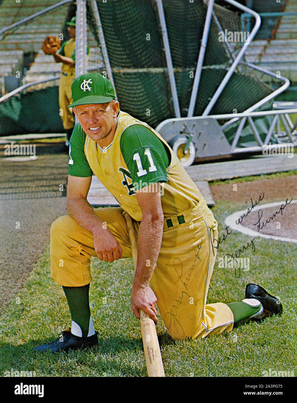 Anni sessanta era color souvenir foto autografate di Kansas City Athletics player Jerry Lumpe in giallo e verde uniforme. Foto Stock