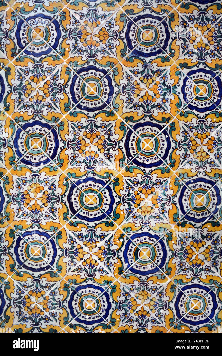 Il XVII secolo le piastrelle di ceramica contenente opere d'Arte islamica nel cortile di una tradizionale casa nella medina (città vecchia) di Tunisi, Tunisia Foto Stock