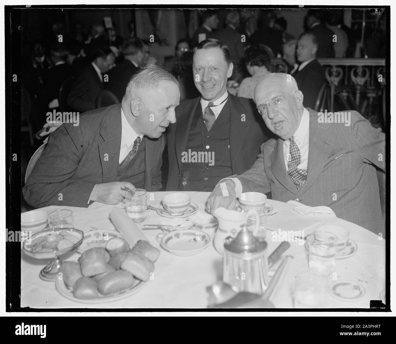La molla pranzo di lavoro. Washington, 10 maggio. Riunione della sezione di Diritto Internazionale e Comparato American Bar Association si è svolta qui oggi. Catturate dalla fotocamera come sono venuti fuori un huddle erano, da sinistra a destra: Faik Konitza, ministro albanese, maggiore generale A.W. Gullion e Federico Wm. Wile, ben noto scribe Foto Stock