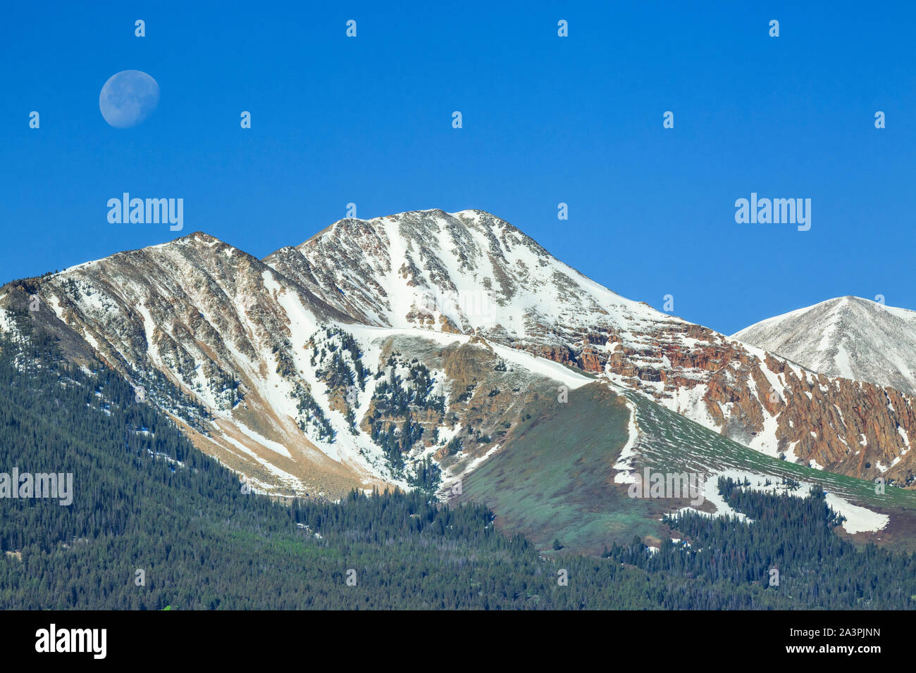 Impostazione di luna su lima picchi vicino a lima, montana Foto Stock