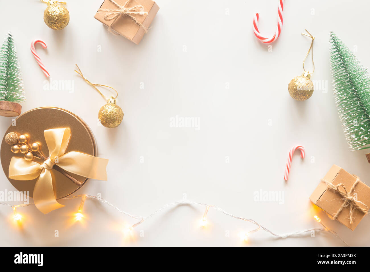 Holiday scheda di Natale sfondo con decorazione di festa palla, stelle, fiocchi di neve, scatola regalo, pigne su uno sfondo bianco dal piatto di laici che, vista dall'alto. Foto Stock