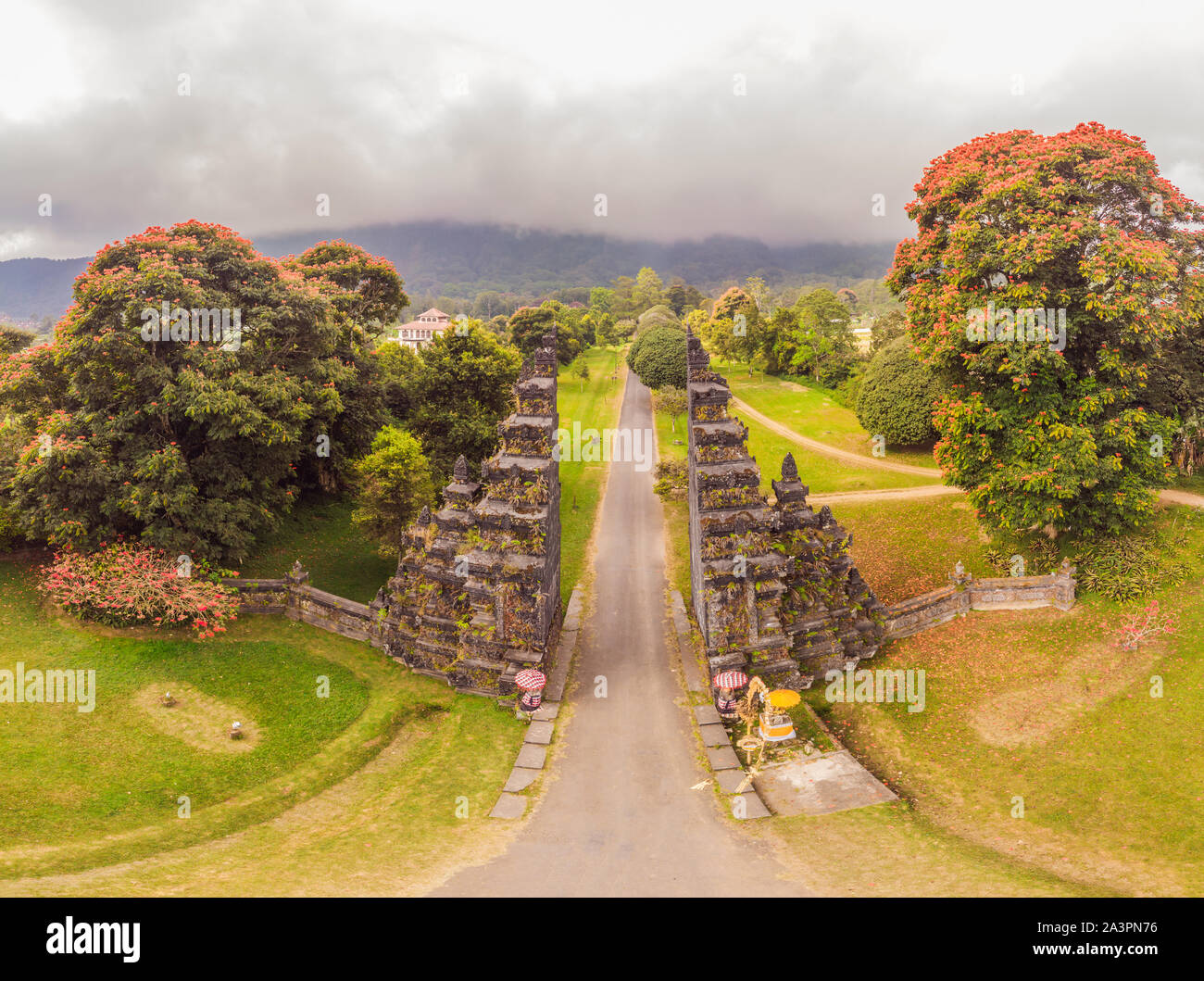 Cancelli a uno dei templi indù di Bali in Indonesia. Viaggiare a Bali concetto. Foto Stock