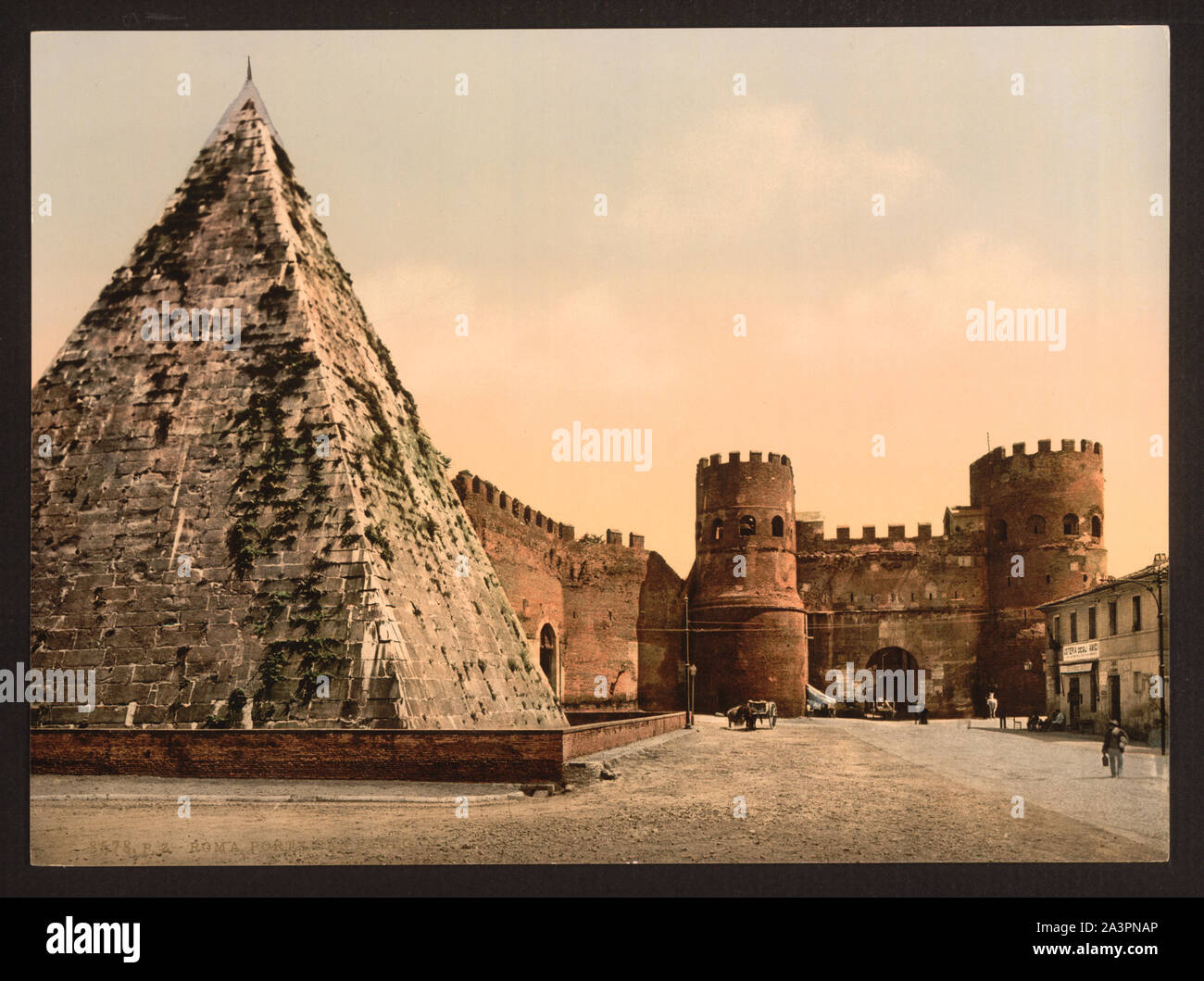Porta San Paolo, Roma, Italia fotografia mostra la Piramide Cestia a sinistra della Porta San Paolo, che è stato costruito circa 18-12 a.c. come una tomba di Caio Cestio. (Fonte: Flickr Commons project, 2013) Foto Stock