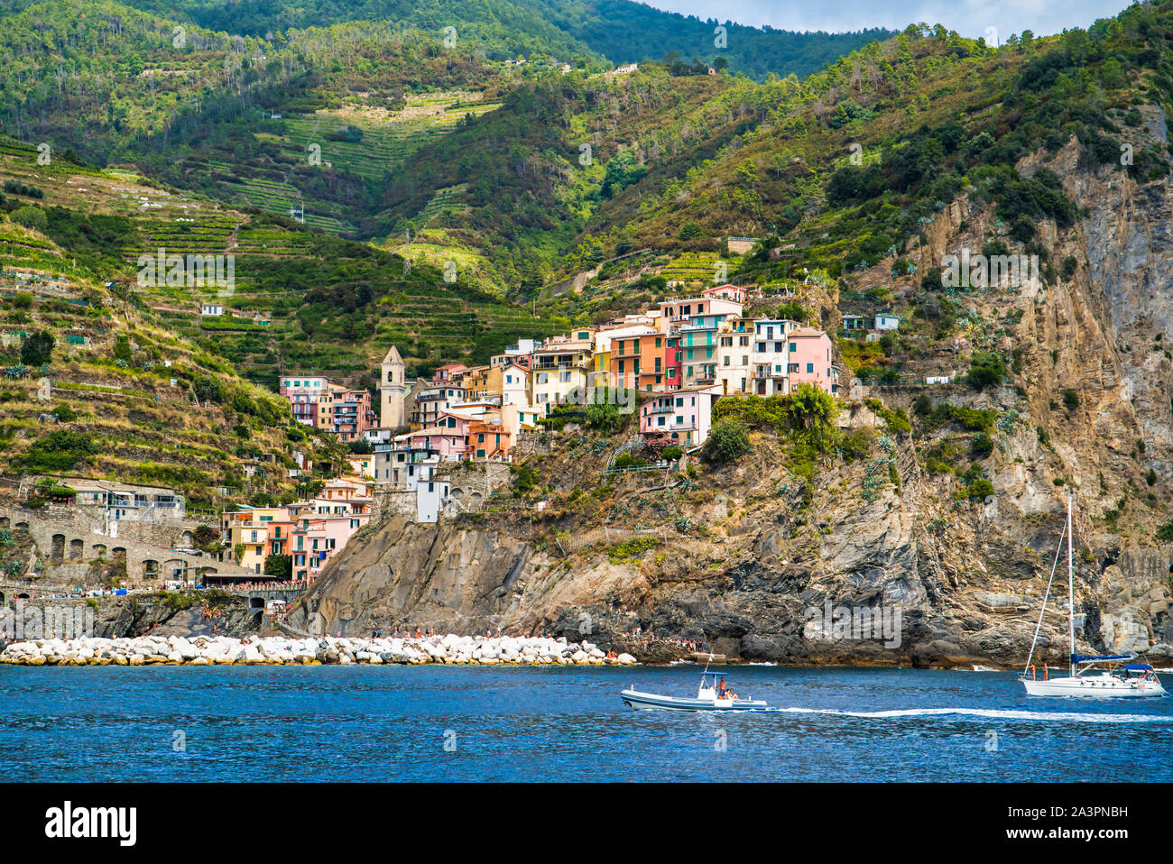 Manarola, Liguria, Italia - Agosto 17, 2019: pittoresco villaggio nella provincia ligure di La Spezia. Case colorate sulle rupi costiere. Il ligure Foto Stock