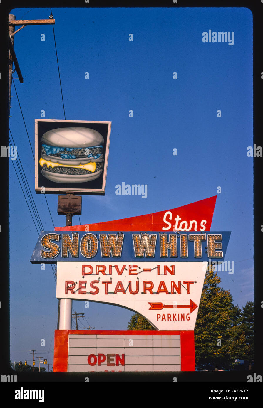Stan's Snow White Drive-In restaurant sign, angolo due, Federico Avenue, San Giuseppe, Missouri Foto Stock