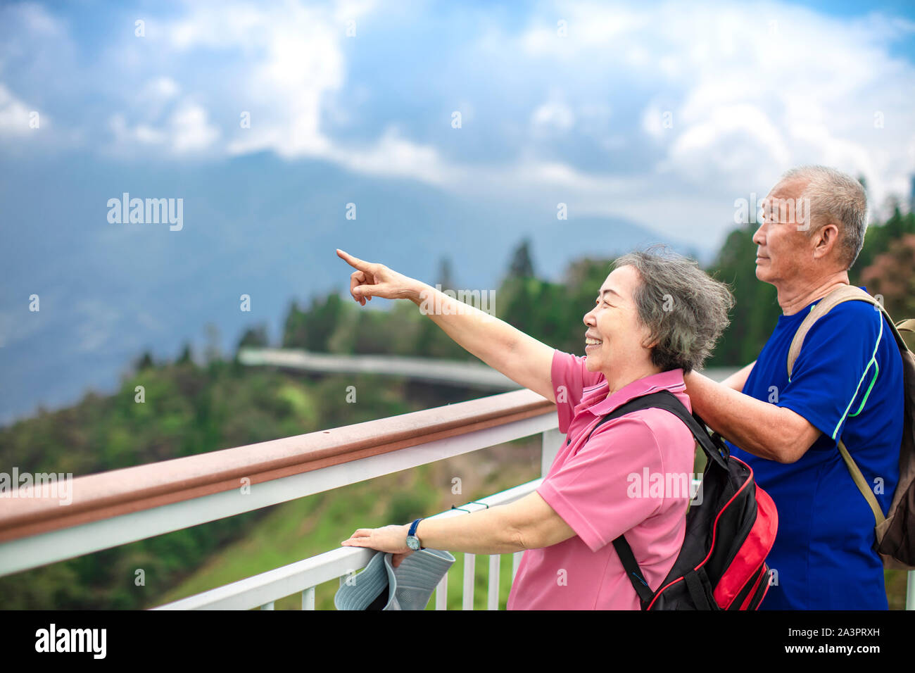 Asian coppia Senior escursionismo nel Parco di Montagna Foto Stock