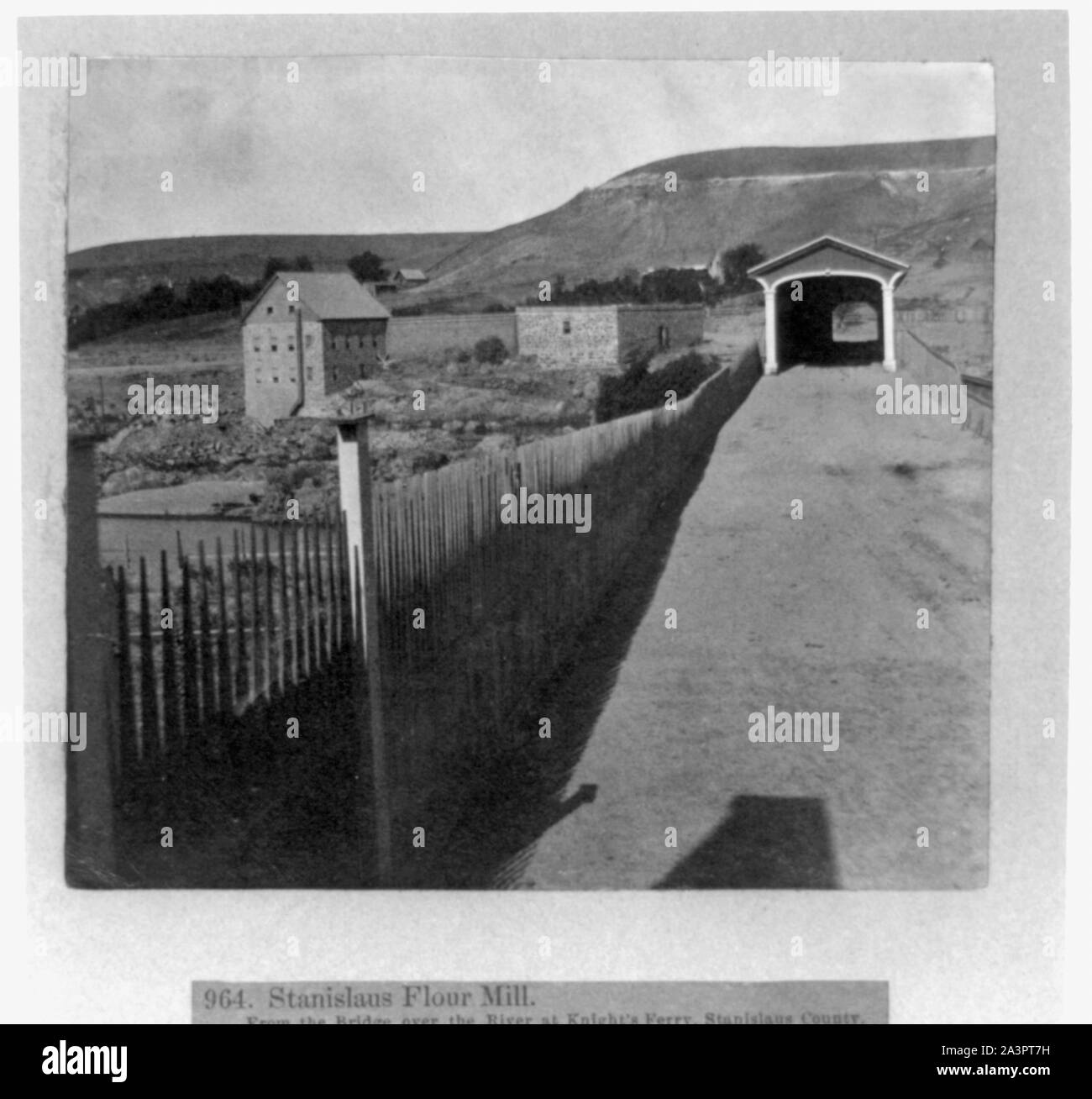 Stanislao mulino di farina dal ponte sul fiume a cavaliere del traghetto, Stanislao County Foto Stock