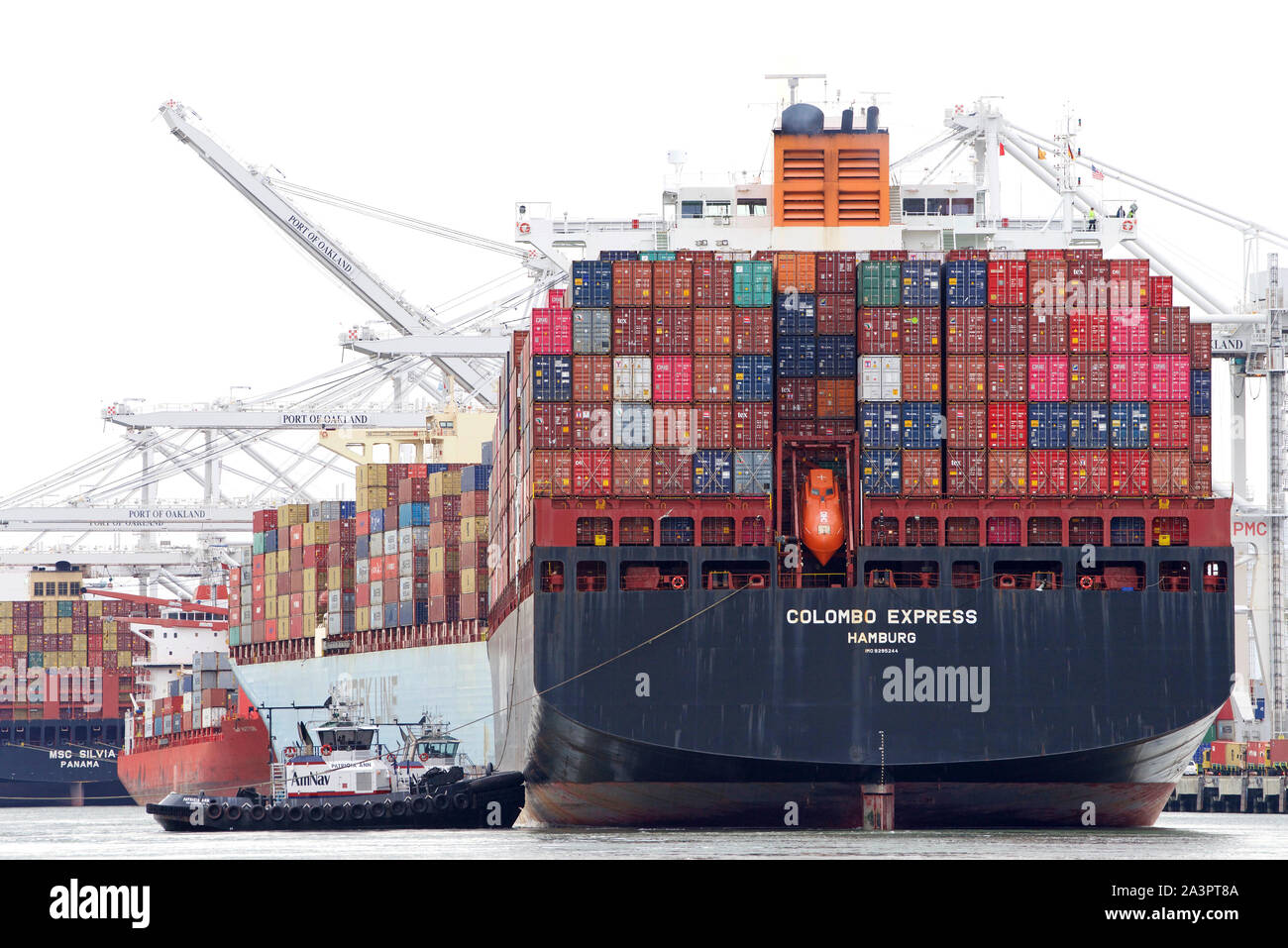 Oakland, CA - Febbraio 11, 2019: navi Cargo non sono in grado di manovrare lateralmente. Più rimorchiatori assistere nave cargo COLOMBO EXPRESS di manovra a d Foto Stock