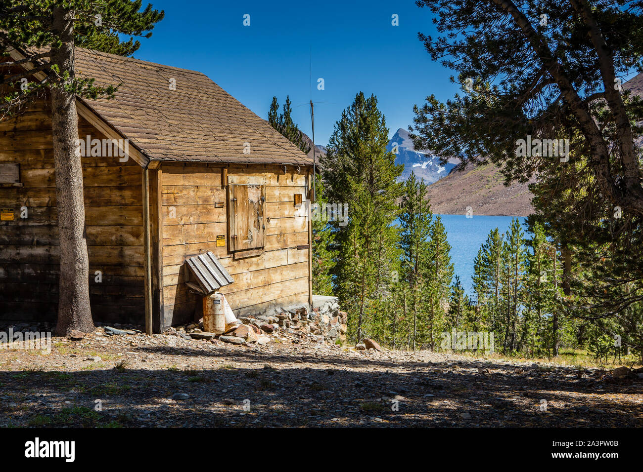 Deserto dei rangers di cabina di legno al Lago di borsette nella parte orientale della Sierra Nevada della California , Stati Uniti Foto Stock