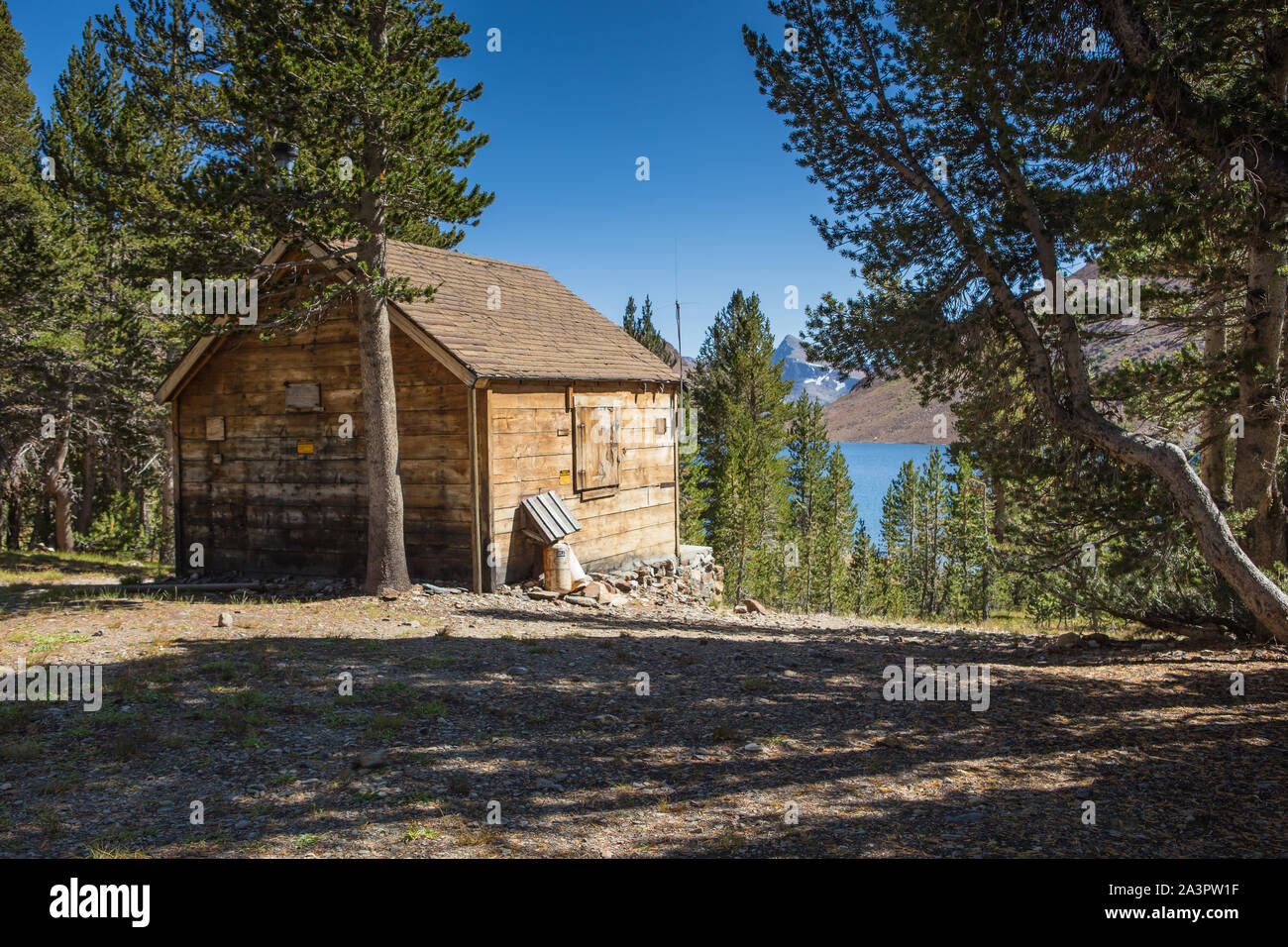 Deserto dei rangers di cabina di legno al Lago di borsette nella parte orientale della Sierra Nevada della California , Stati Uniti Foto Stock