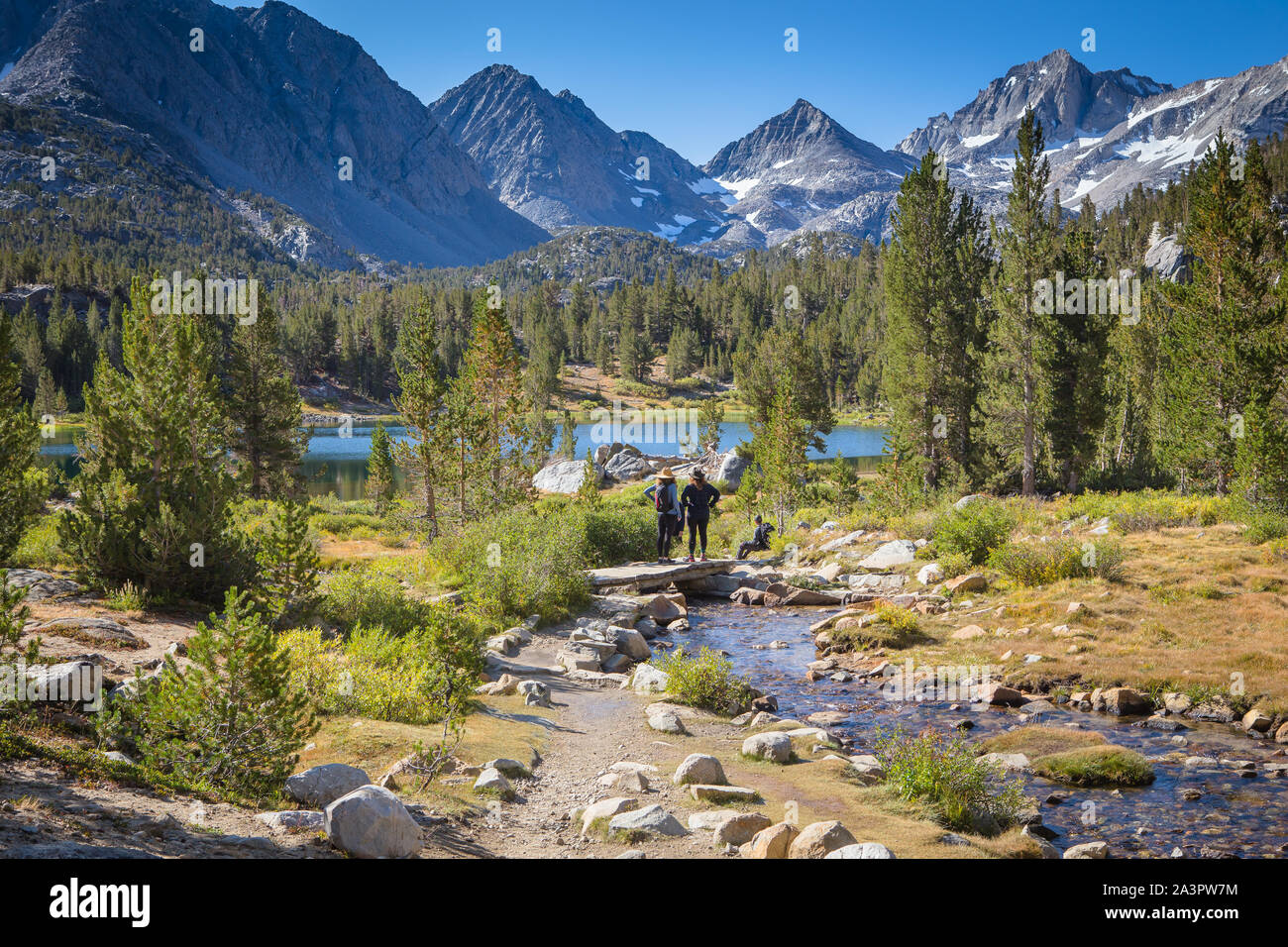 Piccola Valle dei Laghi sentiero escursionistico con il possente Eastern Sierra Nevada rising alta in background. California USA. Foto Stock